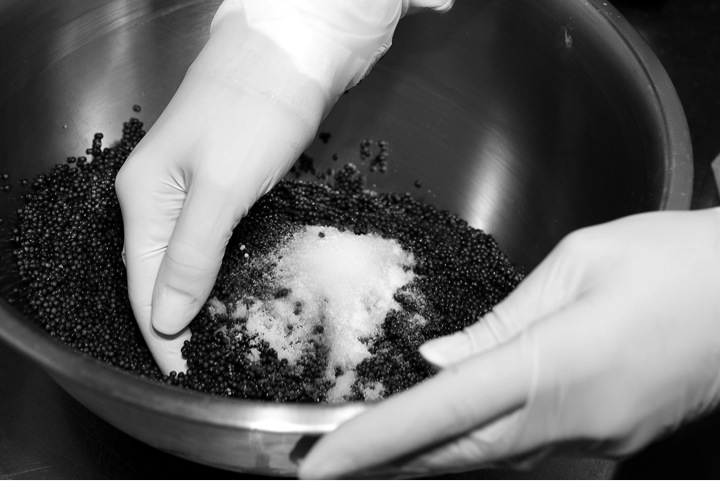 Pourquoi procède t-on au salage du caviar 