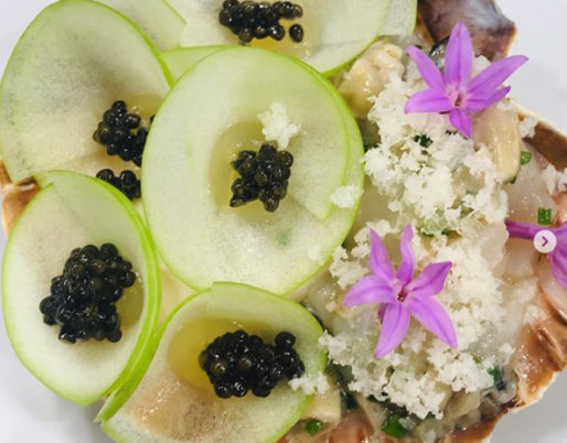 Tartare de Saint-Jacques, déclinaison de chou-fleur en textures, pomme et caviar de Neuvic
