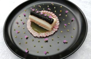 Filets d'esturgeon laqués au miel de truffe