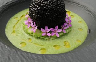 Oeuf parfait au coeur coulant crème d'asperge à la liqueur de sapin