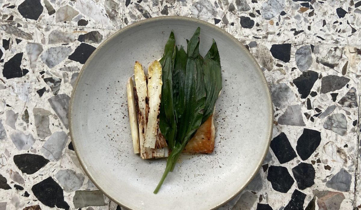 Esturgeon fumé, asperges blanches sauce hollandaise