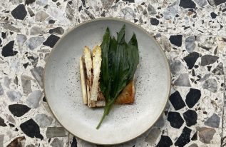 Esturgeon fumé, asperges blanches sauce hollandaise