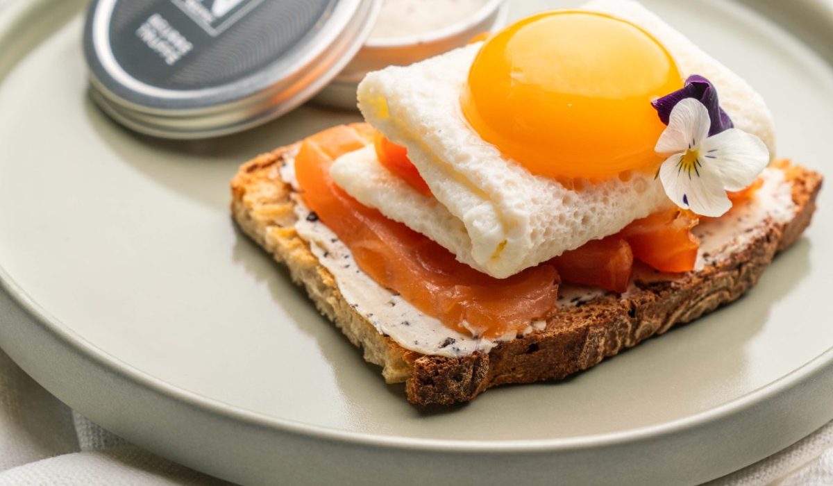 Toast Saumon Oeufs Beurre de Truffe