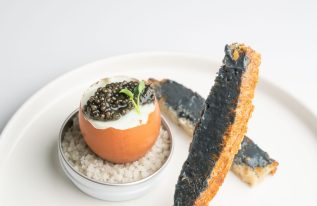 Œuf à la coque mouillettes au beurre de caviar et caviar