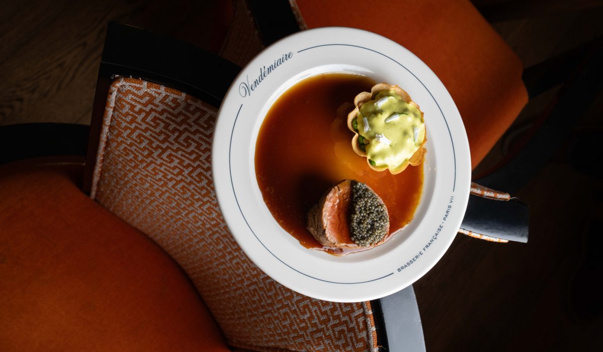 Filet mignon de veau, tartelette de petits pois à la française, jus de viande & sabayon au persil