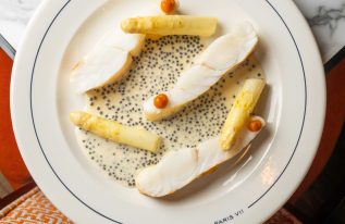 Turbot rôti, asperges blanches, sauce Noilly Prat & caviar Osciètre