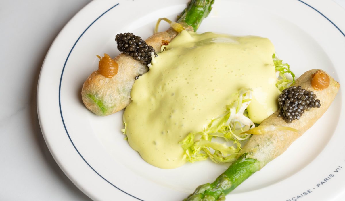 Asperges en beignet, œuf parfait, sabayon à l’ail des ours, condiment citron & caviar Osciètre