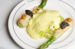 Asperges en beignet, œuf parfait, sabayon à l’ail des ours, condiment citron & caviar Osciètre