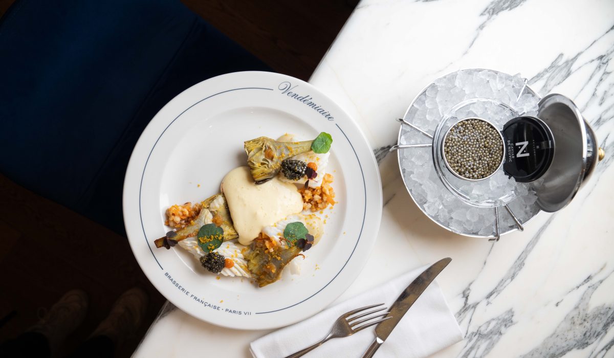 Encornet grillé à la plancha, sabayon béarnaise, artichauts en barigoule, purée d’artichaut à l’orange, poutargue & caviar Osciètre
