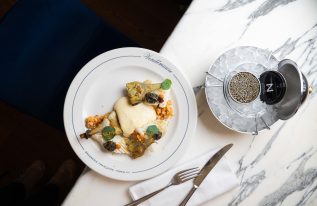 Encornet grillé à la plancha, sabayon béarnaise, artichauts en barigoule, purée d’artichaut à l’orange, poutargue & caviar Osciètre